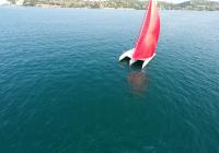 rosso gennaker turchese equipaggio bianco trimarano yacht blu mare